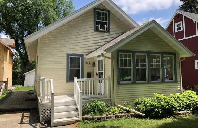 3 Bedroom/2 Bathroom Single Family House for Rent on Belmont Rd. Gallery 1