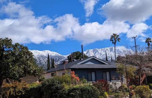 Spacious three bedroom one and half bath house in Sunland! photos photos