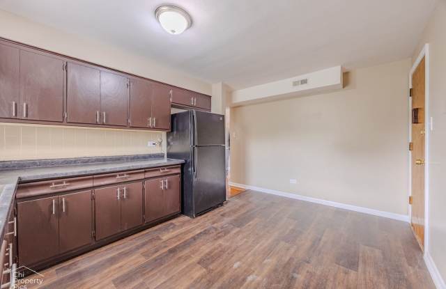2806 E 76th Pl. Gallery 4