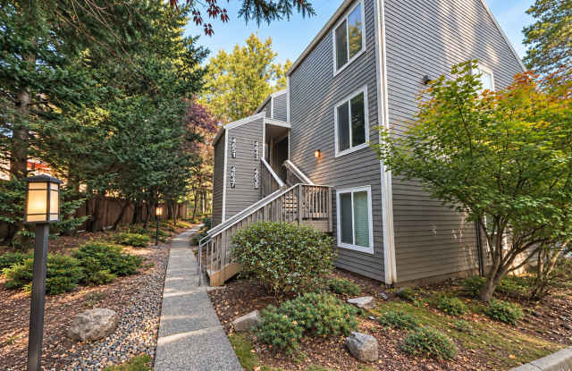 Cozy 2 Bedroom, 2 Bathroom Duplex Surrounded by Trees in Lake Oswego Gallery 1