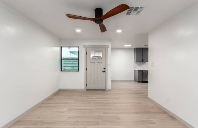 4034-4036 E. Moreland St. Gallery 4