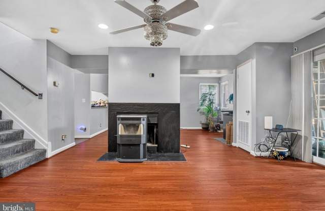 Spacious Columbia Condo with Den, Private Balcony & Golf Course Views Gallery 4