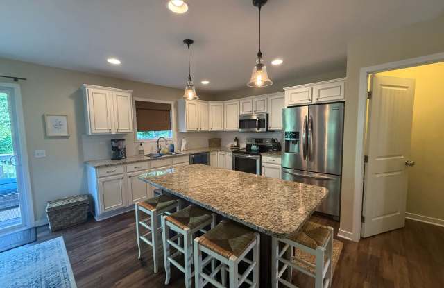 Welcome Home – Beautiful 5 Bed/4 bath in desirable Timberline Acres neighborhood in Holland, MI! - 2975 Thornbury Drive, Ottawa County, MI 49424