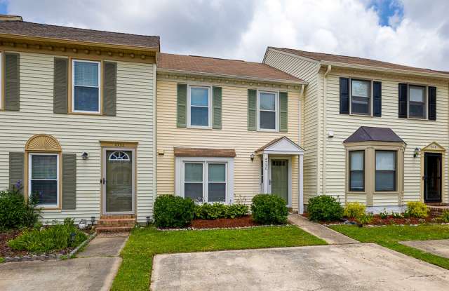 Charming 2 bedroom, 2.5 bathroom townhome in the desirable Kempsville Lake neighborhood of Virginia Beach! Gallery 3