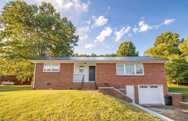 Spacious Home Bryson City limits - 65 Battle Street, Bryson City, NC 28713