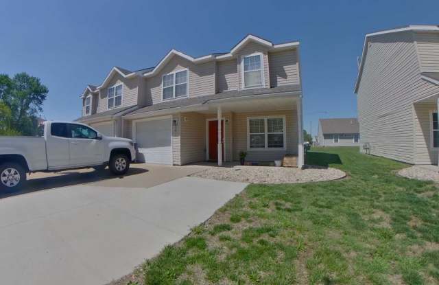 3D Tour Available - East Side Townhome + Granite Countertops + Off-Street Parking! Available August 5th! - 436 Butterfield Road, Manhattan, KS 66502