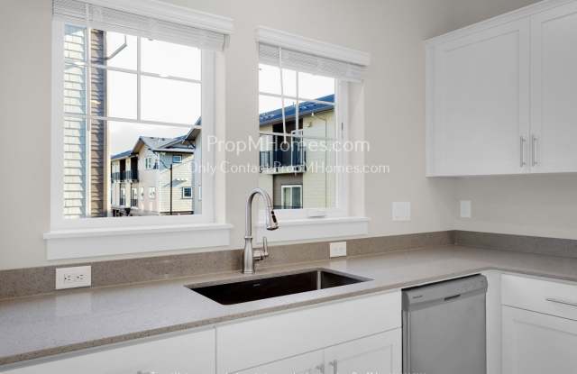 Townhome w/ Three Primary Bedrooms next to Outstanding Green Space! photos photos