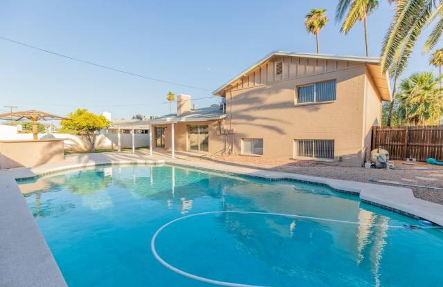 5 BEDROOM, 2.5 BATH TEMPE HOME W/ 2 MASTER BEDROOMS, DIVING POOL  BACKYARD BBQ/BAR! - 908 East Hermosa Drive, Tempe, AZ 85282