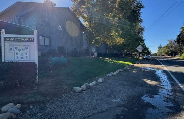 Ground Floor, Single Story 2-Bedroom 2-Bath Condo with Pool Access! Gallery 1
