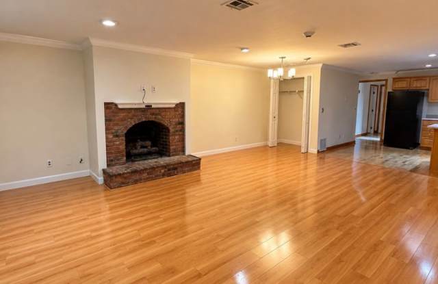 Available Now! Updated Hampton Condo w/ Garage & Laundry Gallery 1