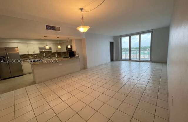 5825 Collins Ave Gallery 2