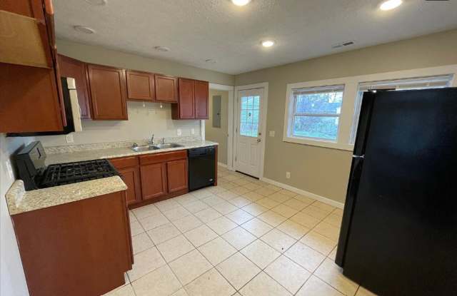 Charming Newly Renovated 3BR Home with Washer/Dryer Provided and Detached Garage Gallery 4