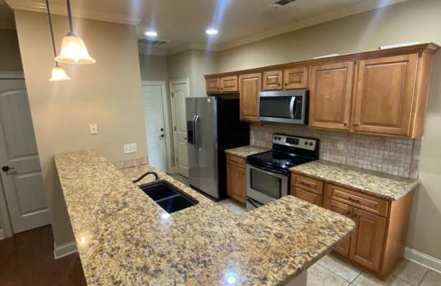 3 Bed / 3.5 Bath Runningvine Lane Townhome with Garage - Available January 2027! Gallery 4