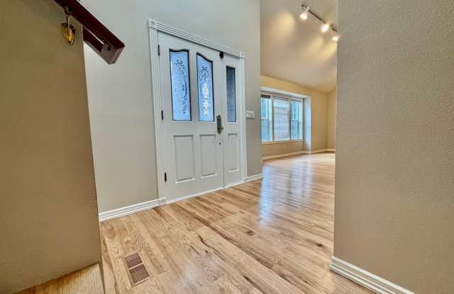 Beautiful Updated 3 Bedroom Home Located on a Large Lot in a Cul-de-sac Close to Meridian Park Hospital. Pets Welcome! Gallery 4