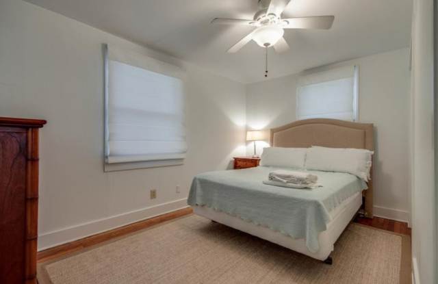 Beautiful 2 BR/1 BA Furnished Apartment Available in Downtown Charleston! Gallery 3