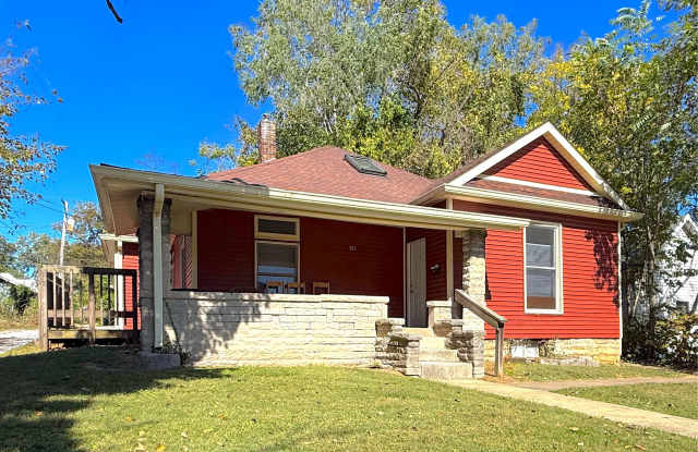 **August 2027** Amazing Downtown Location Near IU!! Spacious 5 Bed, 2 Bath House with a Backyard!! Gallery 2
