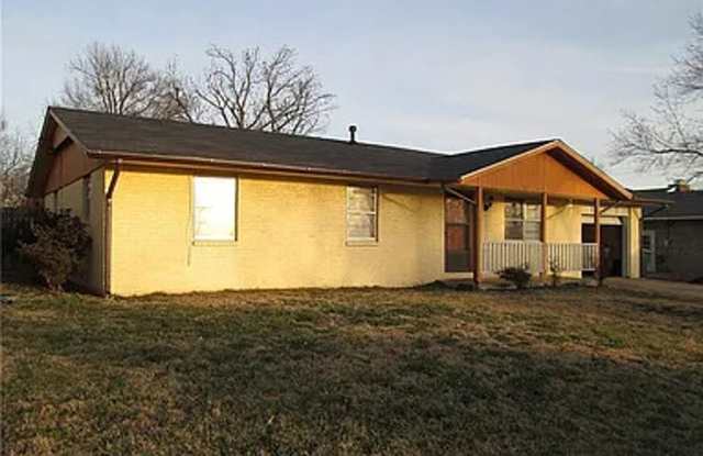Available November 1st! 3 Bed/1.5 Bath House in Rogers w/ Large Fenced-In Backyard - 1829 South Craig Circle, Rogers, AR 72758