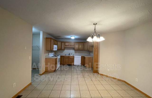 917 N Madison Ave - 917 North Madison Avenue, Republic, MO 65738