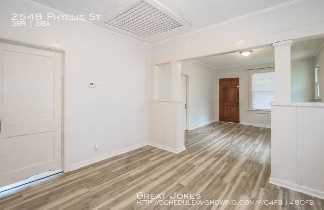 2548 Phyllis St. Gallery 4