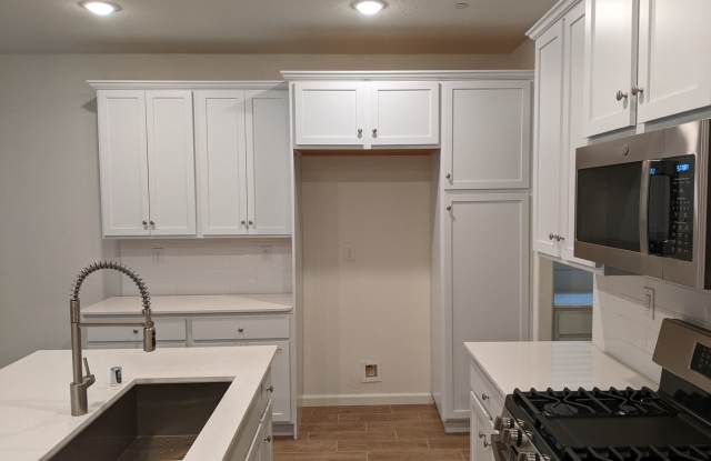 Newer construction, Wilson home in the Ave. Community offering nice features. Clovis Schools. Gallery 4