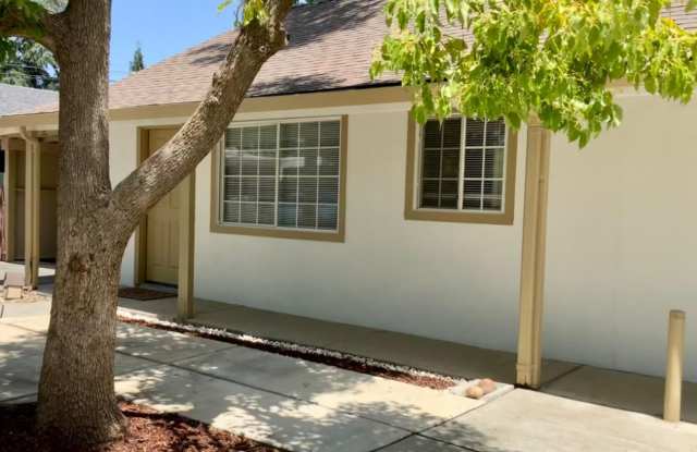 Absolutely ADORABLE/Spacious 2/2 Duplex! Please read entire ad for viewings! photos photos