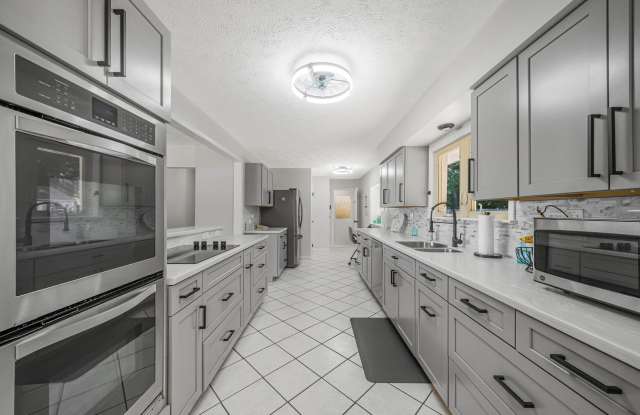 Fully Furnished 4-Bedroom Home with West Bay Views | 6-Month Lease | All Utilities Included Gallery 4