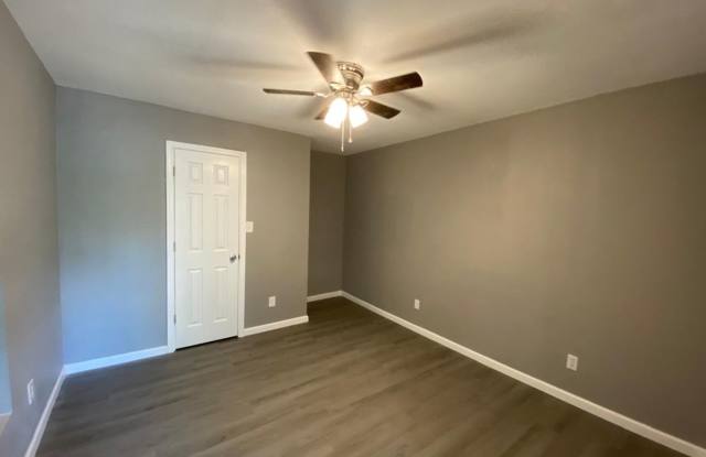 COMPLETELY REMODELED 2 bedroom/1 bath duplex AVAILABLE NOW! Gallery 4