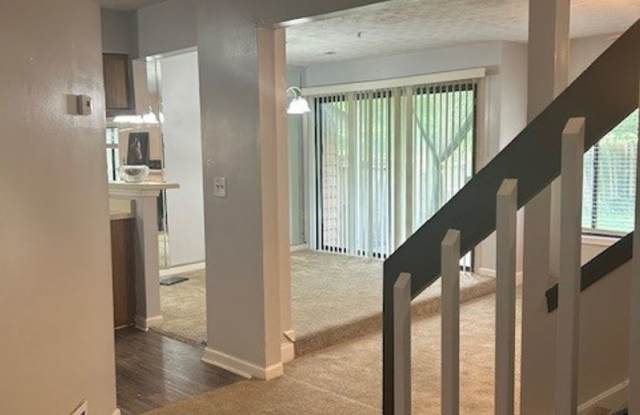 ***BACK ON THE MARKET****LIVING HERE WILL ENVY YOUR FRIENDS! LARGE 3- BEDROOM 2.5 BATH TOWNHOME Gallery 4