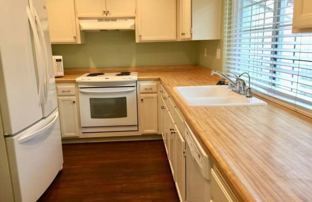 Escondido 3 Br Gated LOVELY Townhome 2 patios,2prkg spots $3490 Gallery 3