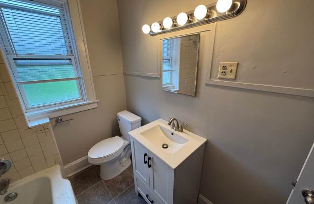 Beautifully Renovated 3 Bedroom/2 Bath - Half off First Month's Rent! Gallery 3