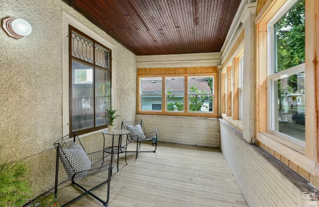 1033 15th Avenue SE Gallery 2