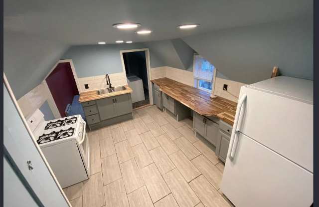 1022 6th Street East - 2 photos photos