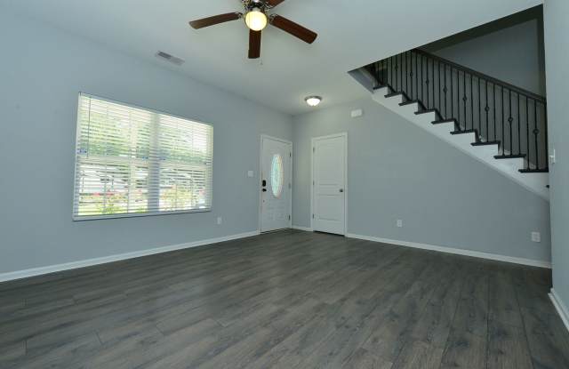 1st floor primary bedroom-5 bedroom home on quiet dead in street with huge fenced in backyard Gallery 4