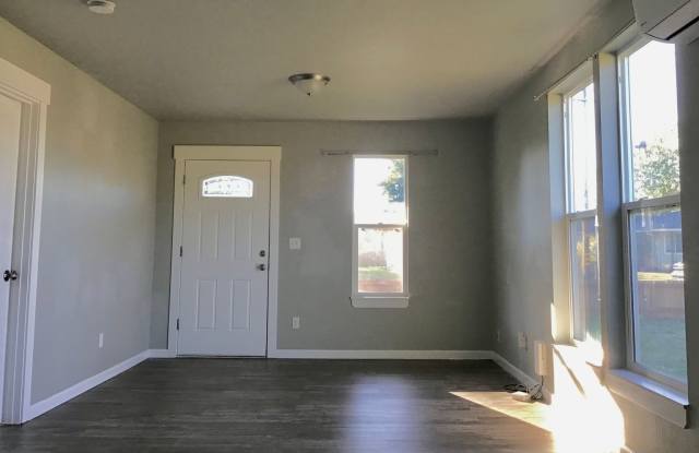 Quaint 2 Bed 1 Bath Home Gallery 3