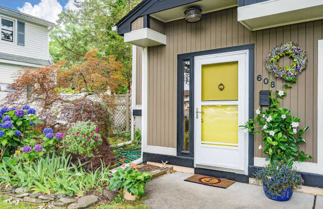 608 Sussex Avenue Gallery 3