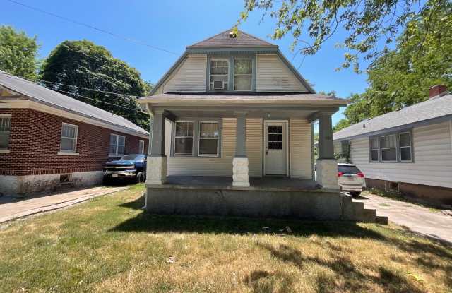 COLLEGE PRE-LEASING photos photos