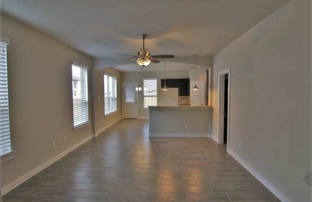 3/2.5/2 Duplex Close to Creekside Shopping, Restaurants, & Entertainment / Fenced in Backyard / CISD Gallery 4
