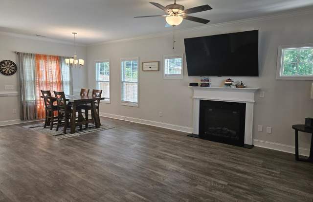 NEW LISTING!!!! Gallery 4