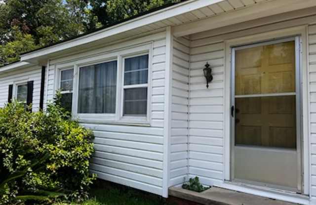 Classic 3/2 in Marianna w/ Lawn Maintenance & Pest Control Included photos photos Classic 3/2 in Marianna w/ Lawn Maintenance & Pest Control Included photos photos