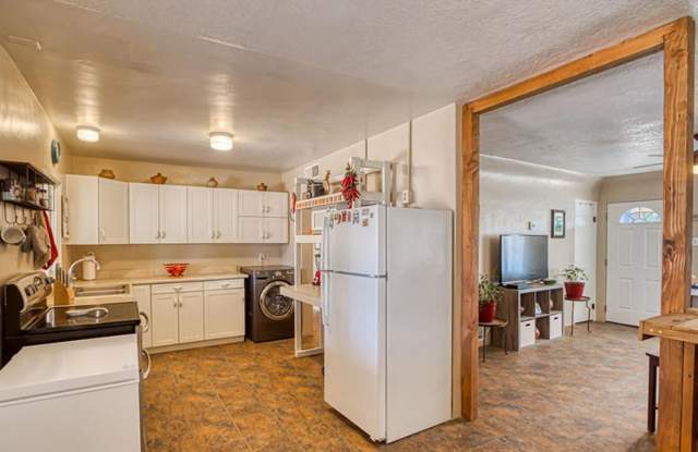 Clean and Spacious SFH downtown Gallery 4