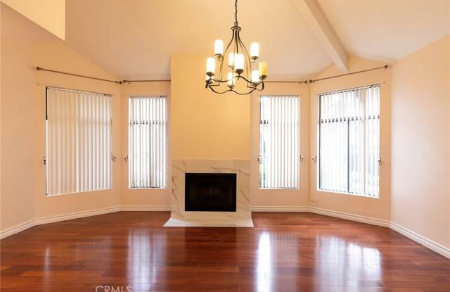 4466 Emerald Street Gallery 3