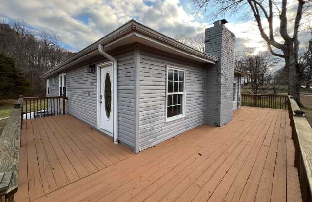 Charming Farragut Home with Large Fenced Yard and Wooded Access photos photos