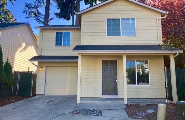 Lovely 3 Bedroom + 2.5 Bath House in SE Portland!! Private Backyard, Attached Garage! Gallery 2