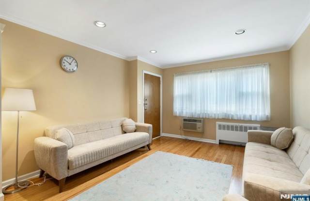 201 Oakdene Place Gallery 3