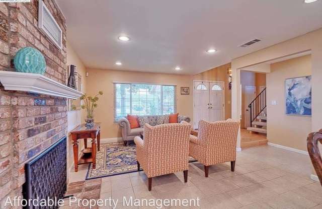 3157 San Andreas Drive Gallery 4