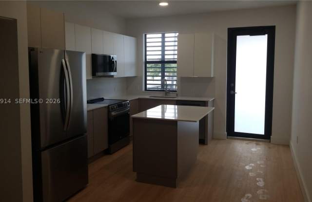 4124 E 8th Ct Gallery 1