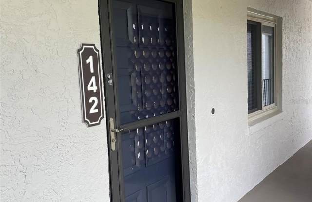 15 ESCONDIDO CIRCLE - 15 Escondido Circle, Altamonte Springs, FL 32701