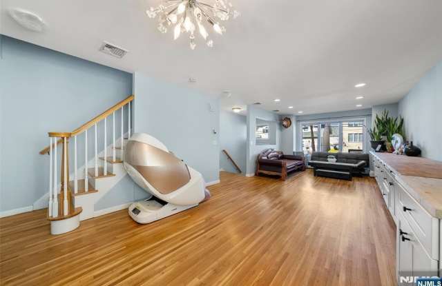 224 Warren Avenue Gallery 3