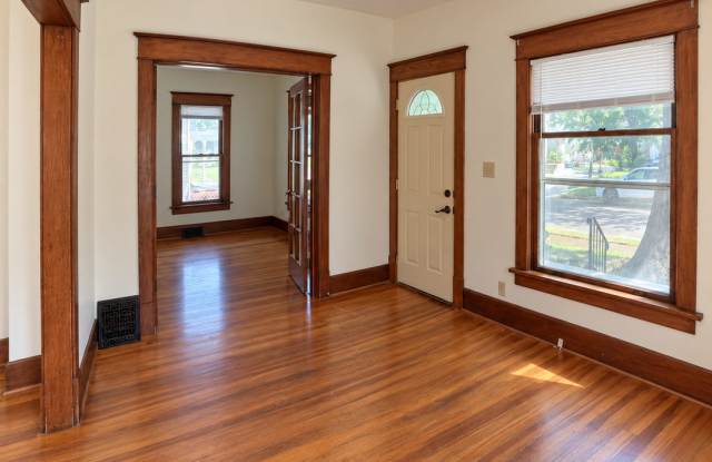 2-Bedroom / 1-Bath Single-Family Home Near UNL with Oversized Two-Car Garage Gallery 4