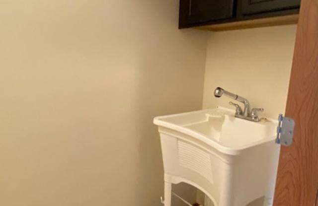 Beautiful 3 bedroom house available SOON! Pets negotiable! Gallery 3